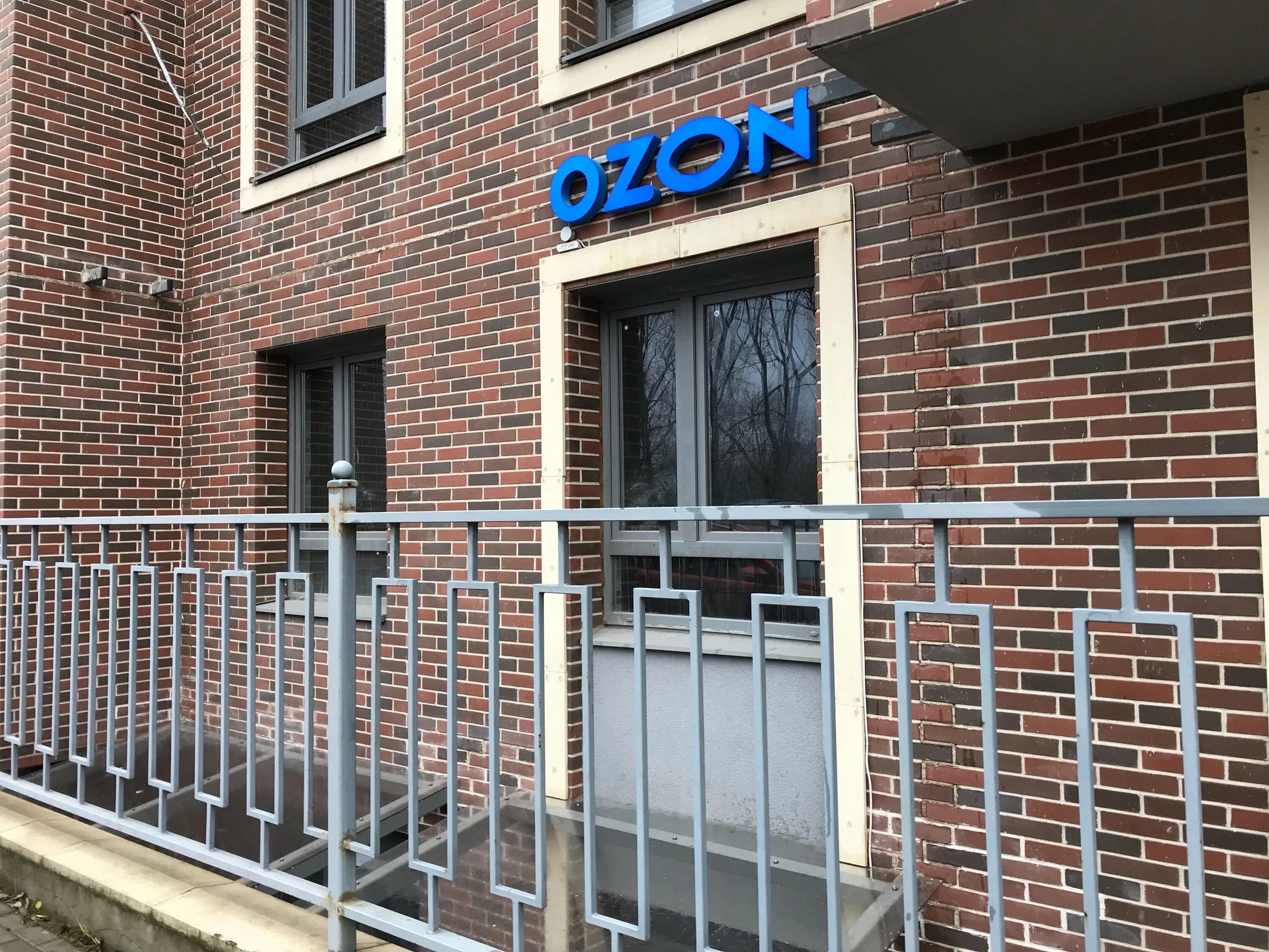2,. пункт выдачи озон спб. пункт ozon санкт-петербург. Ozon пункты выдачи санкт-петербург. вывеска озон на окне.
