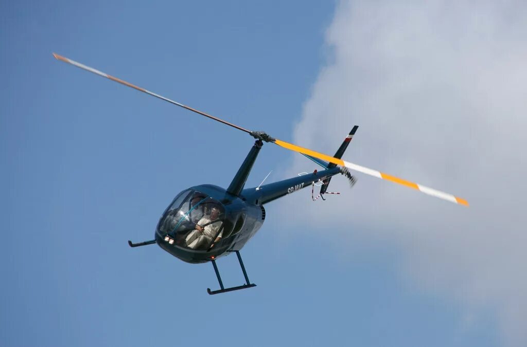 Почему летает вертолет. Robinson r44 в небе. r44 police ii. вертолет робинсон в полете. робертсон вертолет.