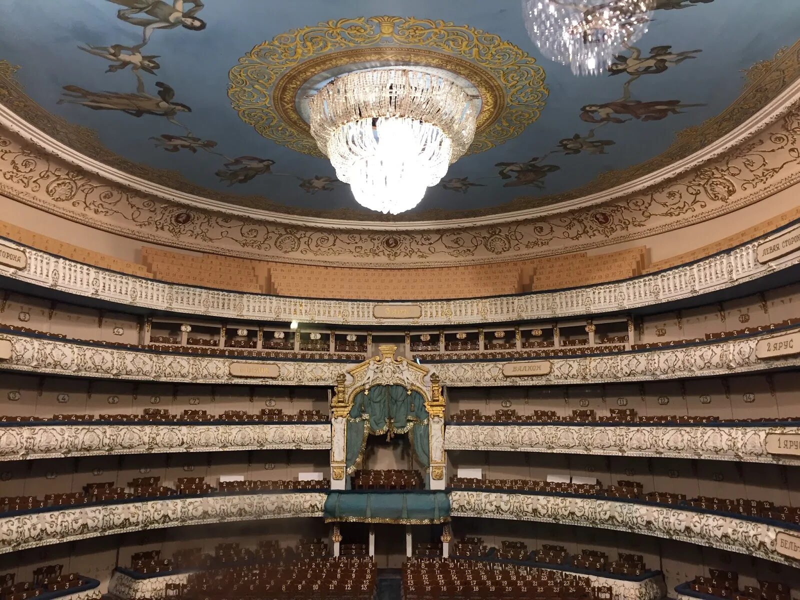 Mariinsky theater. Михайловский театр Санкт-Петербург. Мариинский театр интерьер. Мариинский театр трехъярусная люстра. Люстра Мариинского театра в Санкт-Петербурге.