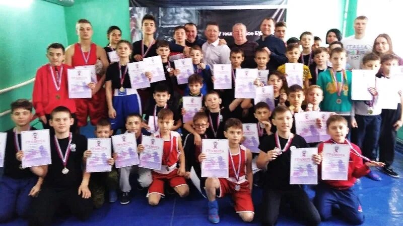 Боксеры чистополь тренера. Бокс российские спортсмены. Бокс чистополь. Башкортостан октябрьский тренер по боксу. Акимовка турнир по боксу 2022.