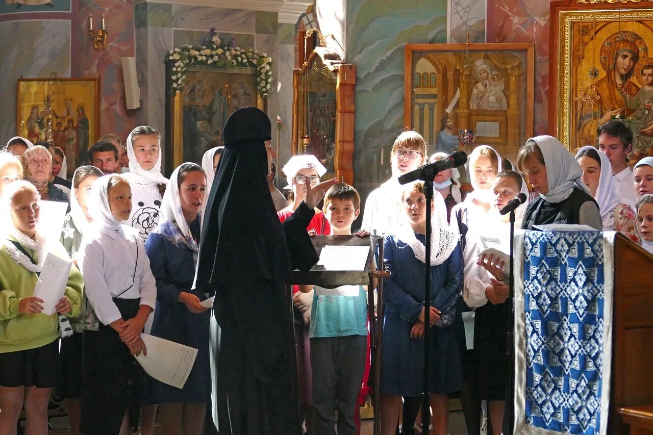 Молебен. Храм воскресная служба водосвятный молебен детская радость. Храм матроны московской на таганке мощи. Молебны монастырь. Чина мироварения югорская епархия.