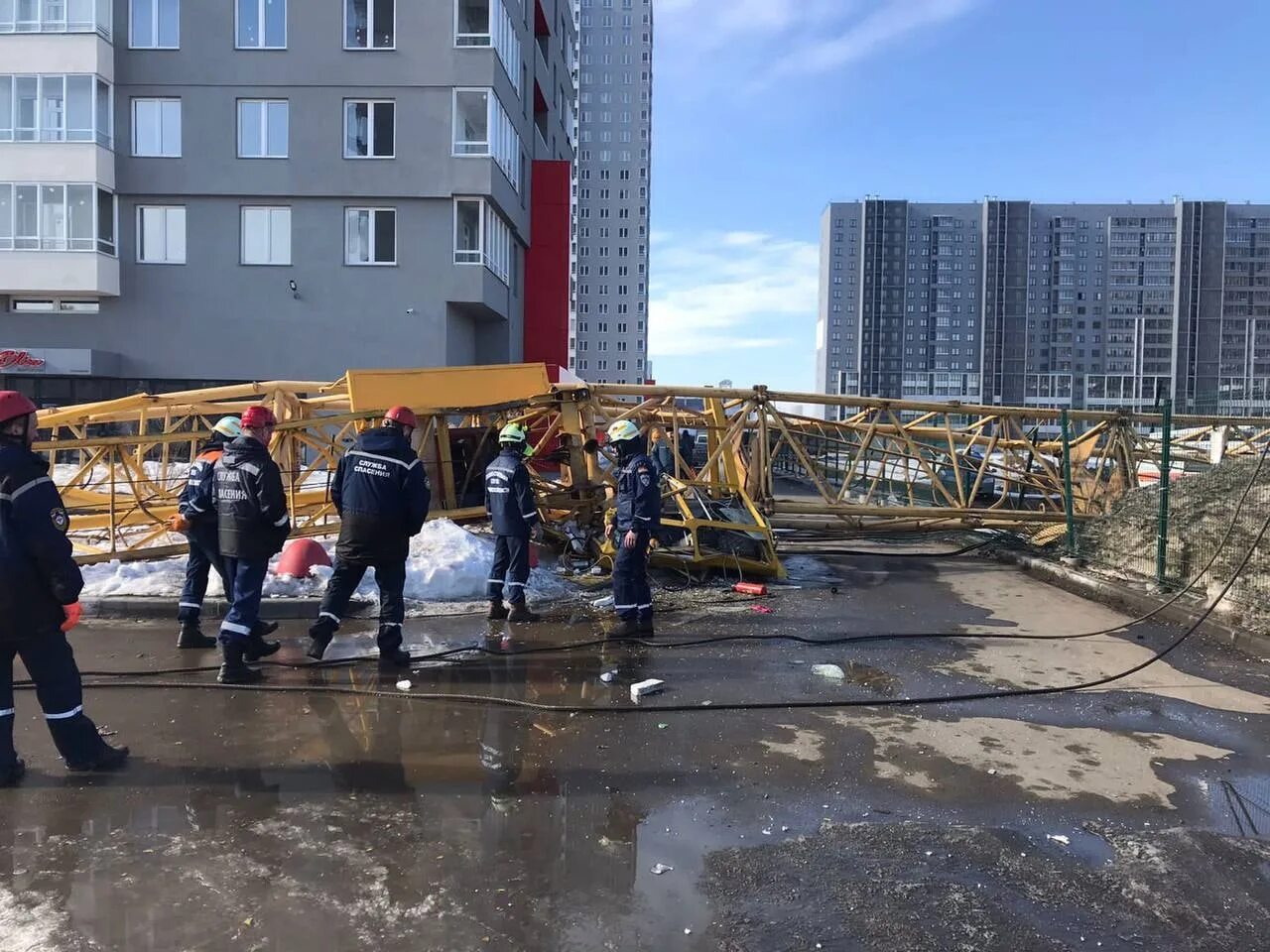 Новости срочные свежее видео. Упал кран в Челябинске 2022. В ЖК Манхеттен упал башенный кран. Упал кран 2022.