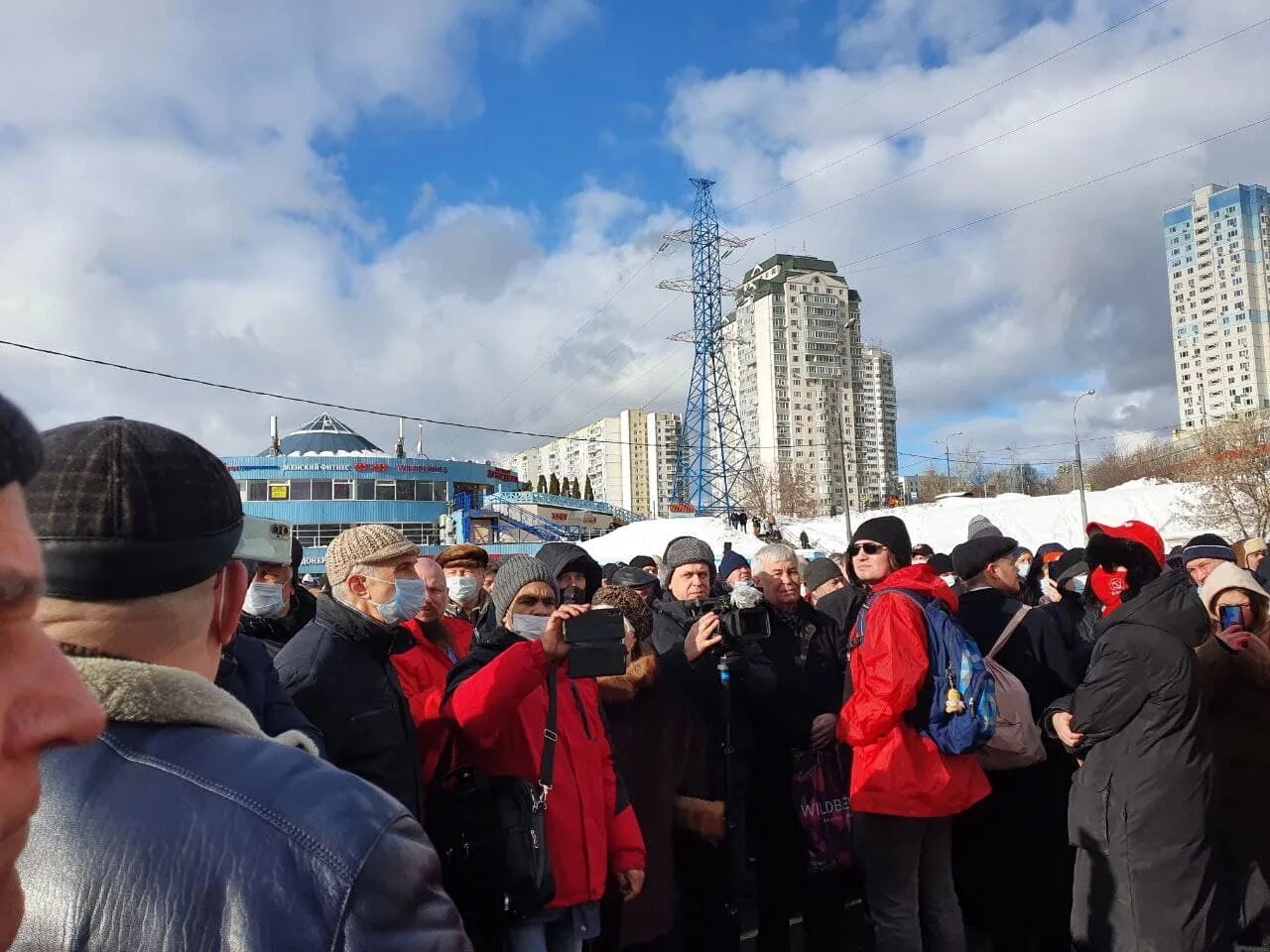 Собралось много людей в Москве. Москвичи против расширения Москвы. Снос гаражей в Ясенево 2020. Снос гаражей Чертаново Южное. Митинги в москве 2023