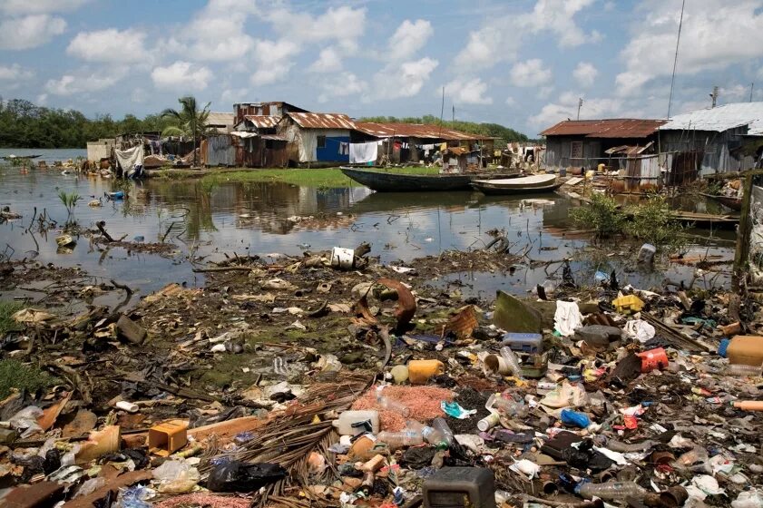 Scenes of environmental degradation, deforestation, and the impacts of climate change. Разрушение экосистем. Плавающие острова амазонии. Environmental degradation. Экологическое бедствие.