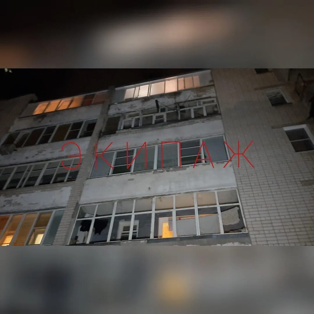 На мху в траве уже лежали следы осени. Девочка упала с 5. Школьница выпала из окна. Фото из окна. Кот упал с шестого этажа.