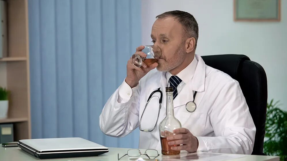 Медики пьют. Безответственный врач. Пьющий доктор. Врач пьет виски. Врачи пьют много