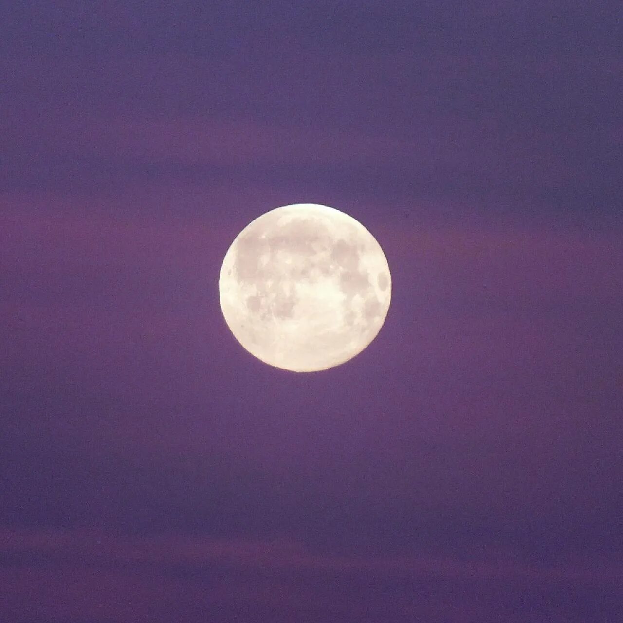 Большая Луна. Луна 21 12. Фото полнолуния сегодня. Луна в апреле 2023. 21 апреля луна
