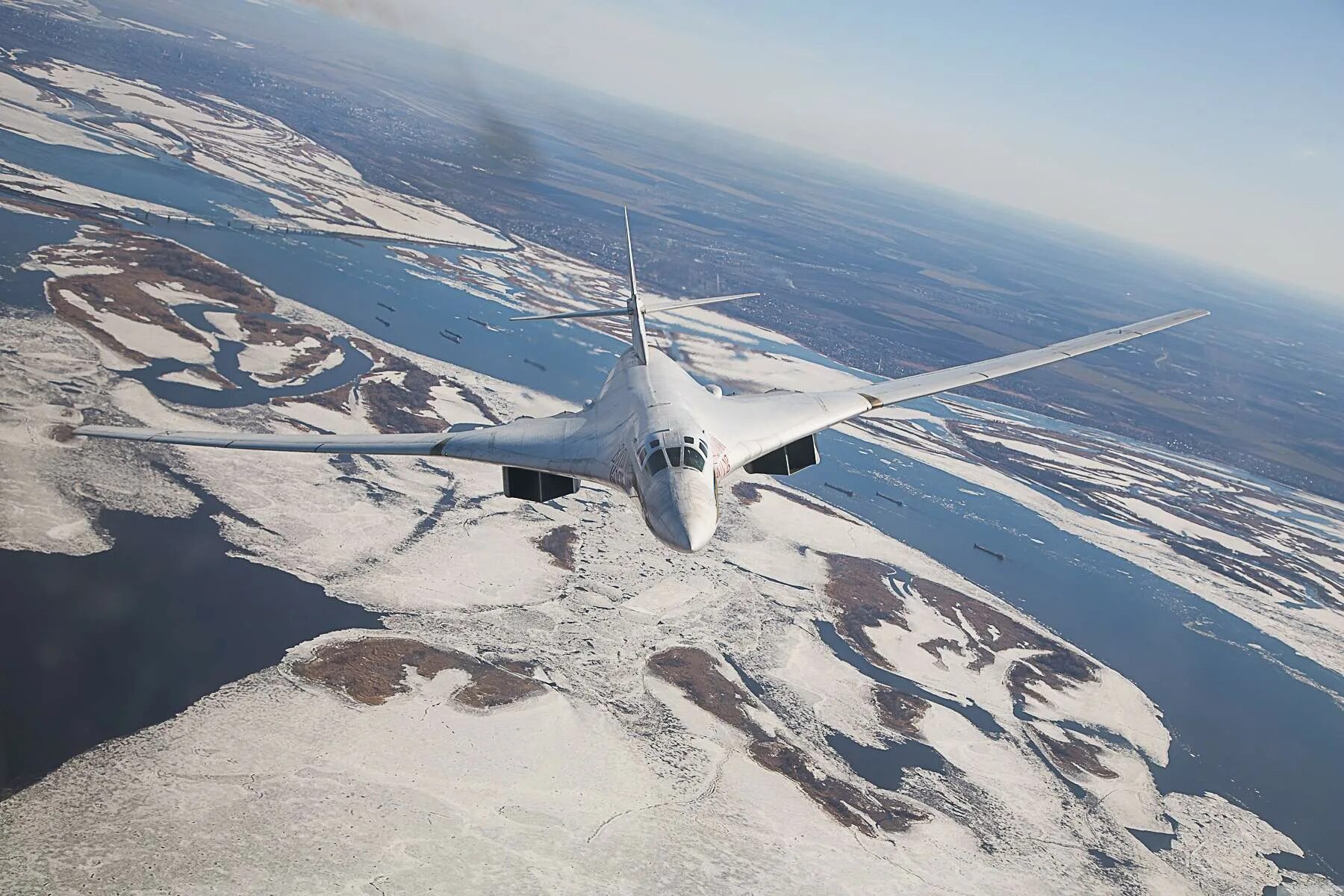 Ту 160 сверхзвуковой характеристики. Ту-160 белый лебедь. Белый лебедь самолет ту 160. Белый лебедь самолет Энгельс. Стратегический бомбардировщик ту-160.