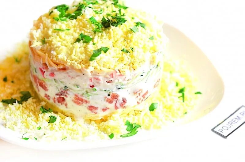 Салат из горбуши и соленых огурцов. Рыбный салат. Салат коктейль с горбушей. Салат из горбуши консервированной. Салат с горбушей и яйцом.