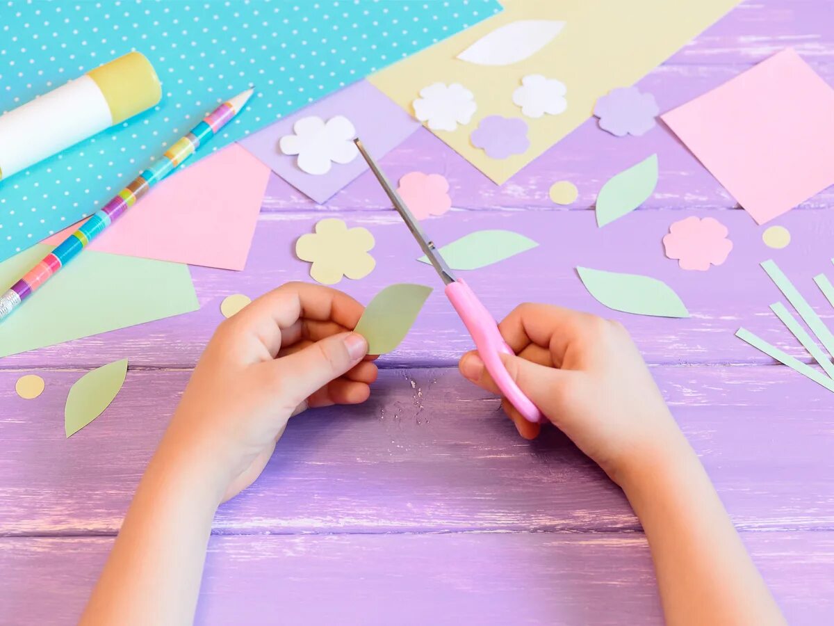 Из 26 листов бумаги девочка сделала 3. Цветная бумага для детей. Творите вместе с детьми. Вырезаем из цветной бумаги подарок маме. Дети делают поделки.