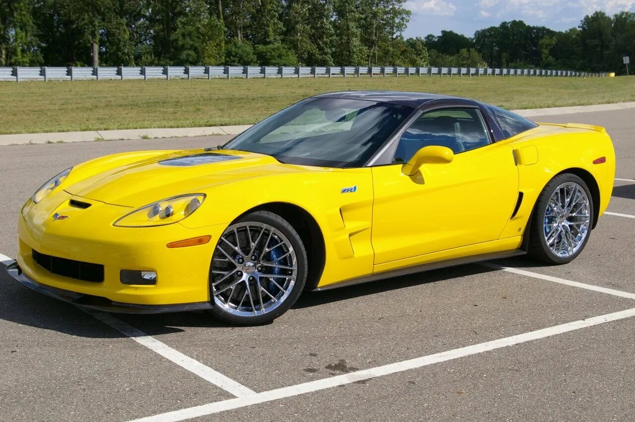 Какая машина у мажора в 1. Chevrolet Corvette c6. Chevrolet Corvette c6 zr1. Chevrolet Corvette c6 2006. Yellow Chevrolet Corvette zr1.