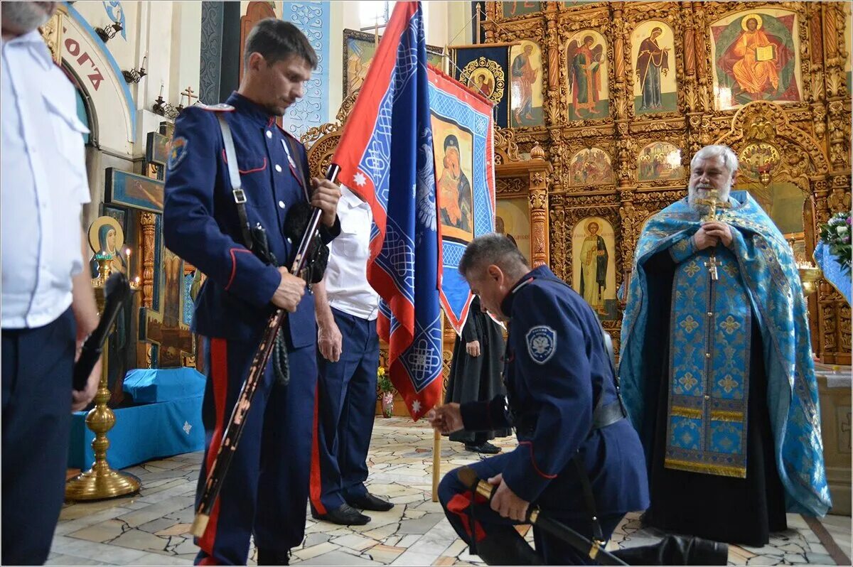 Целование креста. Служба Терских Казаков в храме. Казаки в храме.