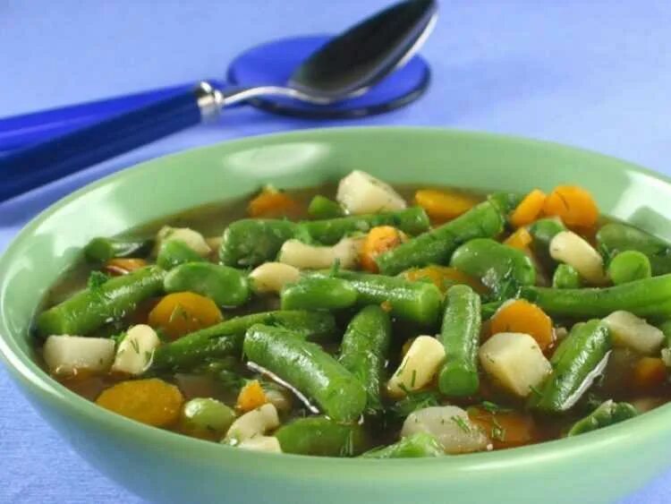 Суп со стручковой фасолью и курицей. Суп с зеленой фасолью стручковой. овощной суп из стручковой фасоли. чорба из стручковой фасоли. овощной суп со стручковой фасолью.