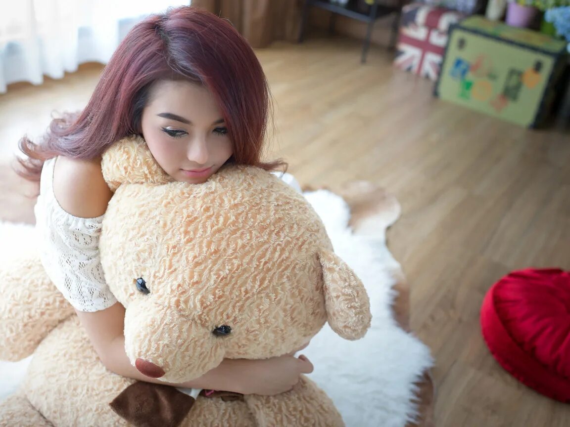 Фотосессия с мягкими игрушками. Девушка с мягкой игрушкой. Плюшевые игрушки для девушки. Фигурки аниме девушек. Мишка в розовом платье.