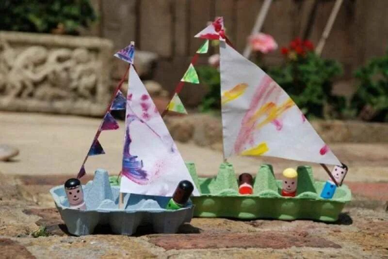 Корабль в детском саду своими руками. Поделка кораблик. Детская поделка кораблик. Корабль из подручных материалов. Корабль из бросового материала для детского.