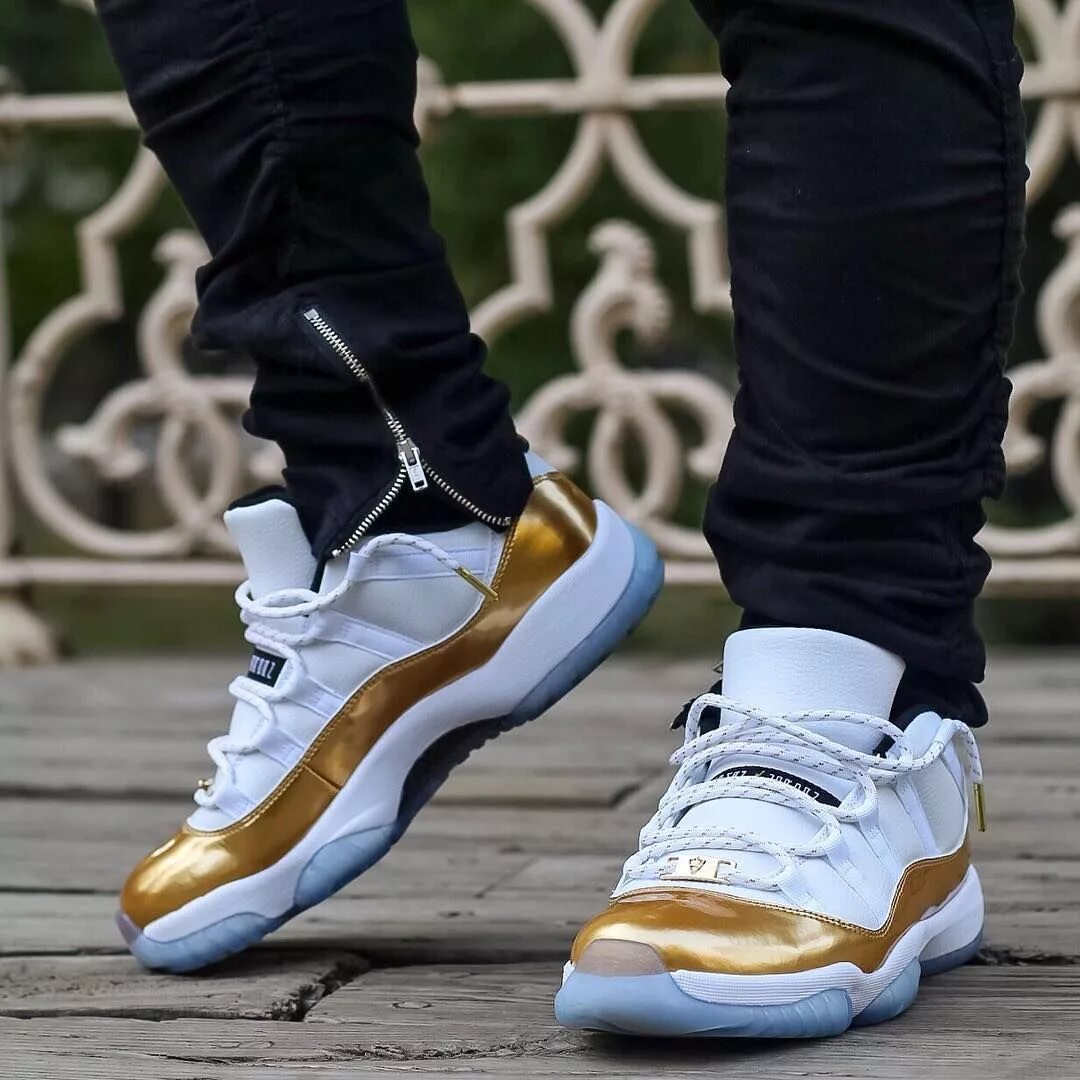 Low close. Air Jordan 11 Low Gold. Jordan 11 Low. Jordan 11 Retro Low Gold. Jordan 11 золотые.