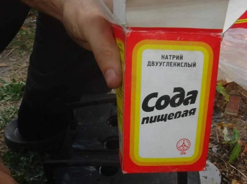 промывка аккумулятора. слив электролита из аккумулятора. доливка дистиллированной воды в банки аккумулятора. аккумулятор с заливкой. как промыть аккумулятор и заменить электролит.