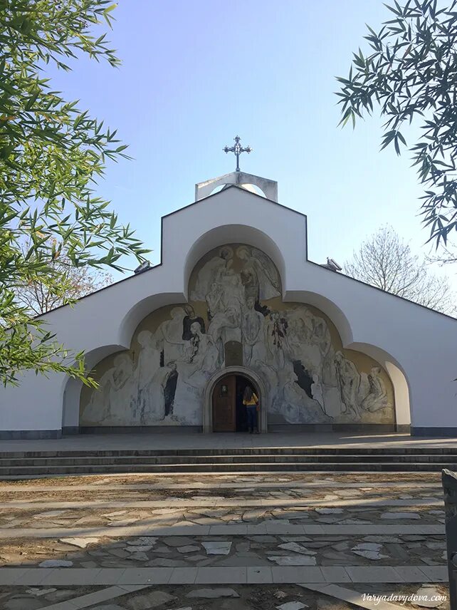 Храм ванги. Ванга храм в рупите. часовня святой параскевы (рупите). церковь в рупите в болгарии. храм ванги в болгарии.