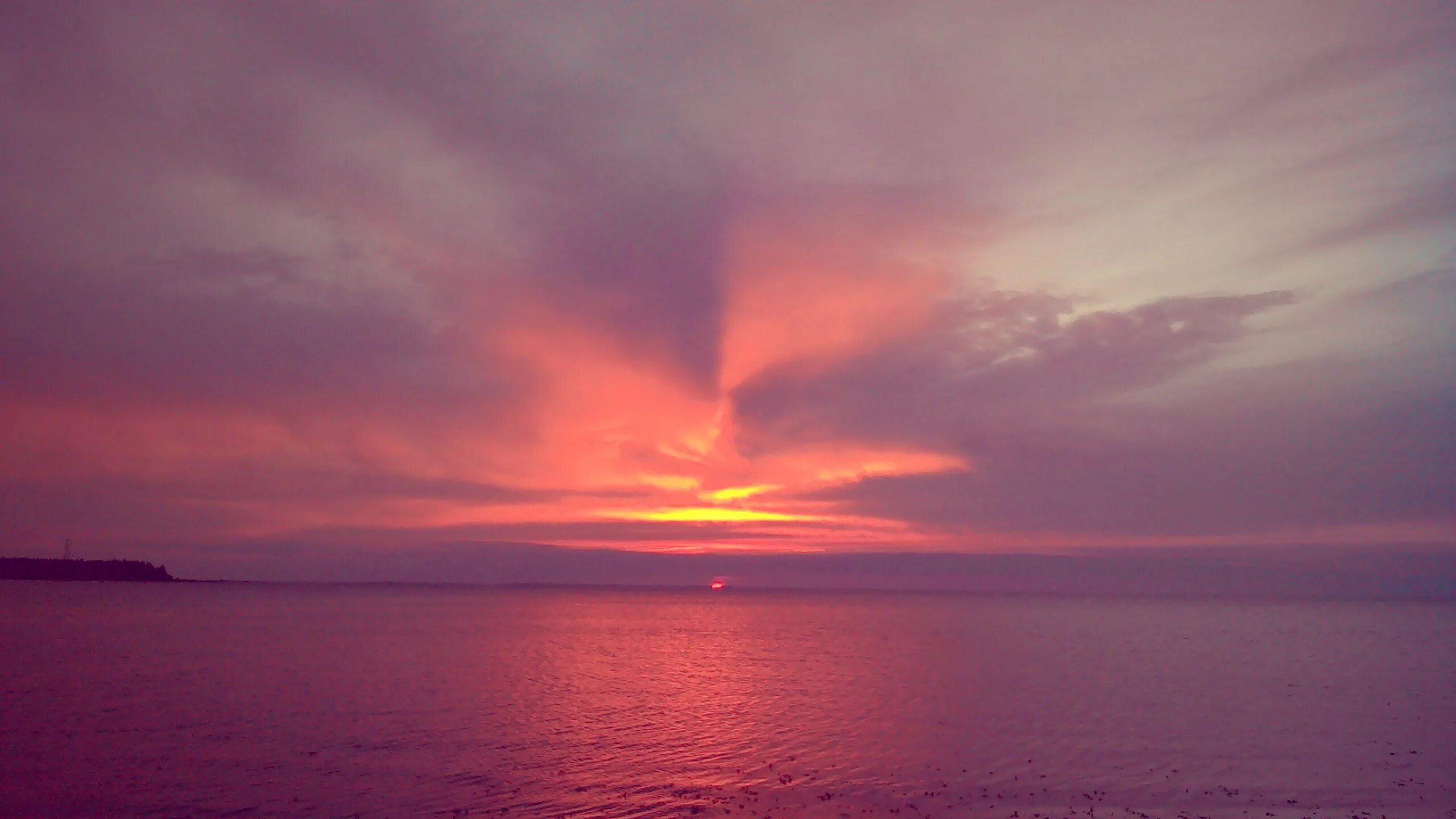 Песни розовый закат далеко зашел. Красивый рассвет. Море. Малиновый закат на море. Облака.