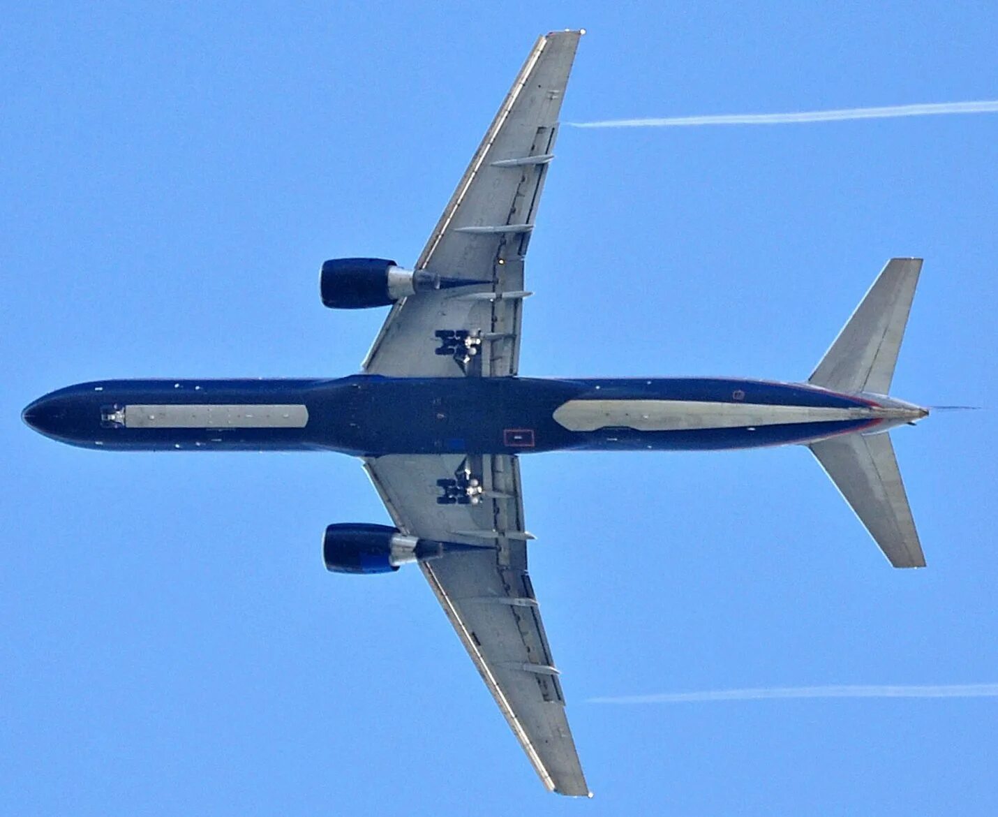 Самолет снизу. Шасси Боинг 757. Boeing 757-200 шасси. B-757-200. Boeing 757 Icelandair.