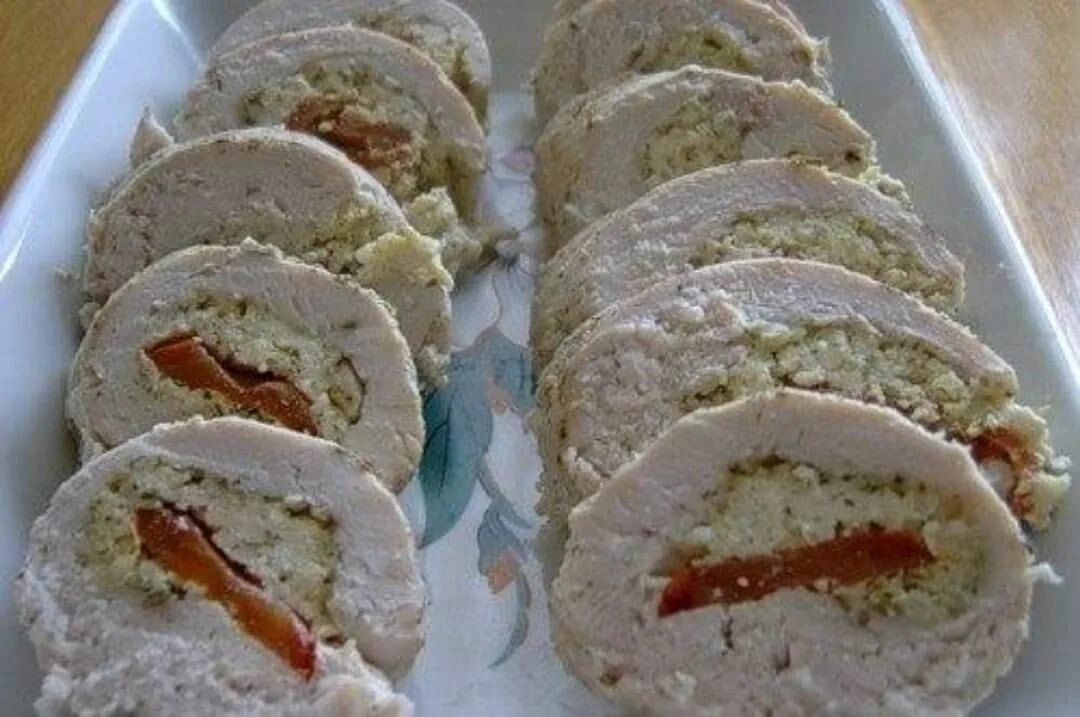 Куриные рулетики с сыром и зеленью. Куриный рулет с творогом. куриный рулет с творожным сыром. куриный рулет с творогом и сыром. рулет из куриного филе с творогом.