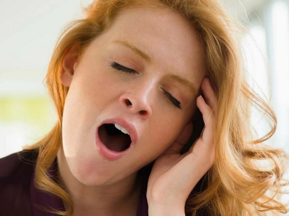 Скука зевает. Мужик зевает. Зевающий человек видео. Девушка зевает. Зевающий человек видео.