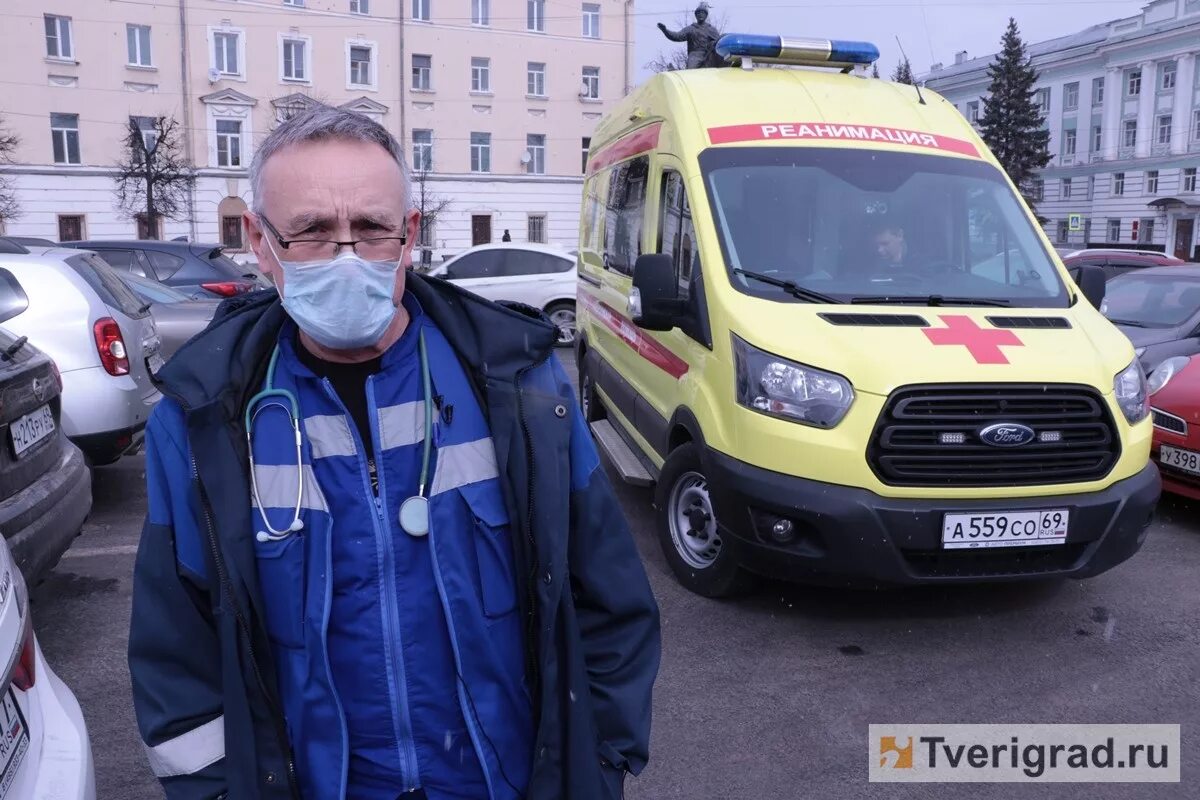 Врачи видео скорая. Тверская станция скорой медицинской помощи Тверь. Врач скорой помощи. Реанимационная бригада скорой. Врачи скорая.