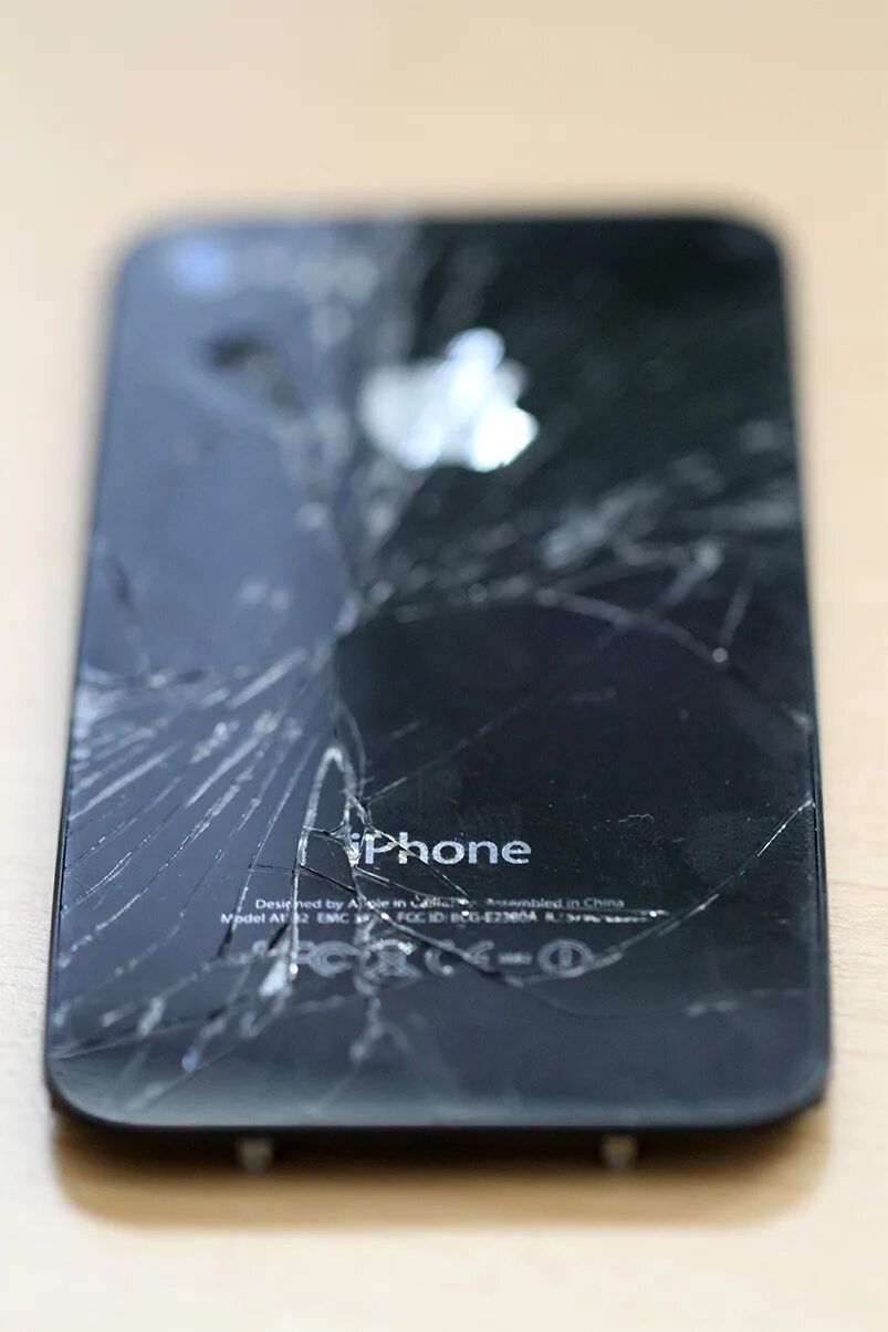 Фото экран разбить телефон. Разбитый экран. Разбит экран телефона. Треснутый экран телефона. Экран разбитого телефона.