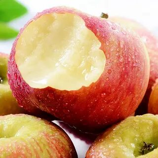 Вкусное сочное яблоко