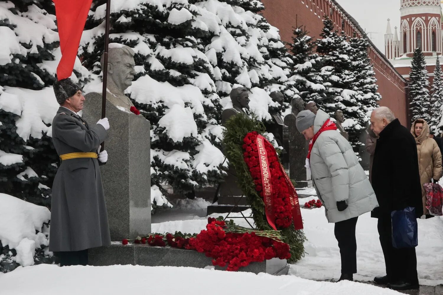 21 апреля день рождения сталина. Могила Сталина. День рождения Сталина. День рождения Сталина СССР. День рождения Сталина цветы к памятнику на красной.