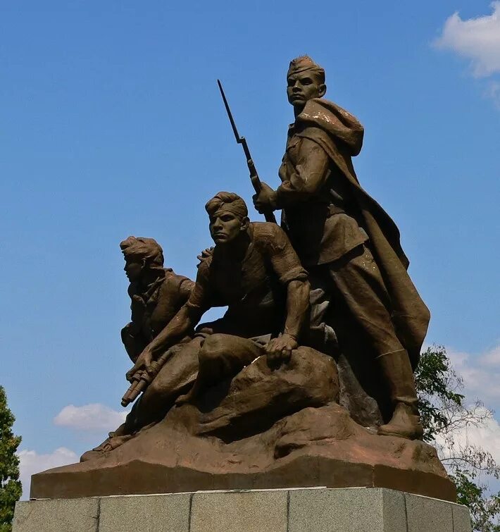 Памятник стойкости. Памятник мужеству стойкости верности комсомольской севастополь. памятник комсомольцам севастополь. севастополь памятник мужеству комсомольской. памятник героям комсомольцам брянск.