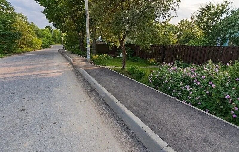 Вдоль дорог устанавливают. Тротуар. тротуар вдоль дороги. дорога с тротуаром. бордюр на дороге.