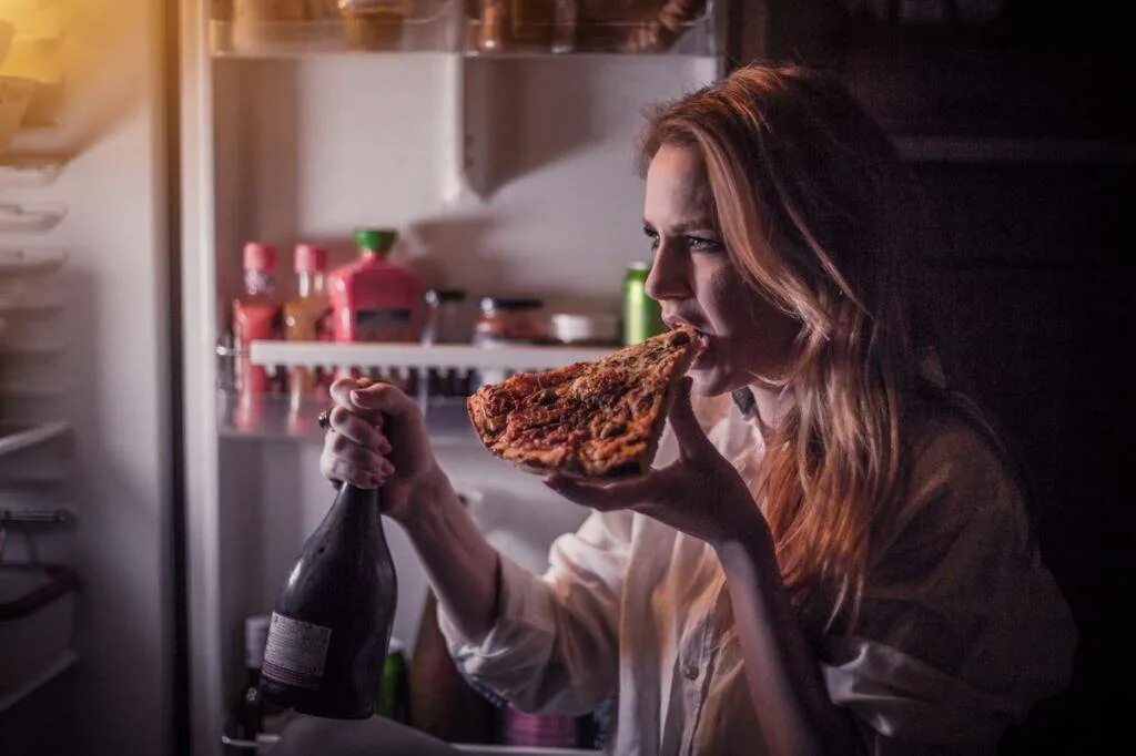 Есть девочки на ночь. Есть девочки на ночь. Еда перед сном. Девушка у холодильника. Девушка у холодильника ночью.