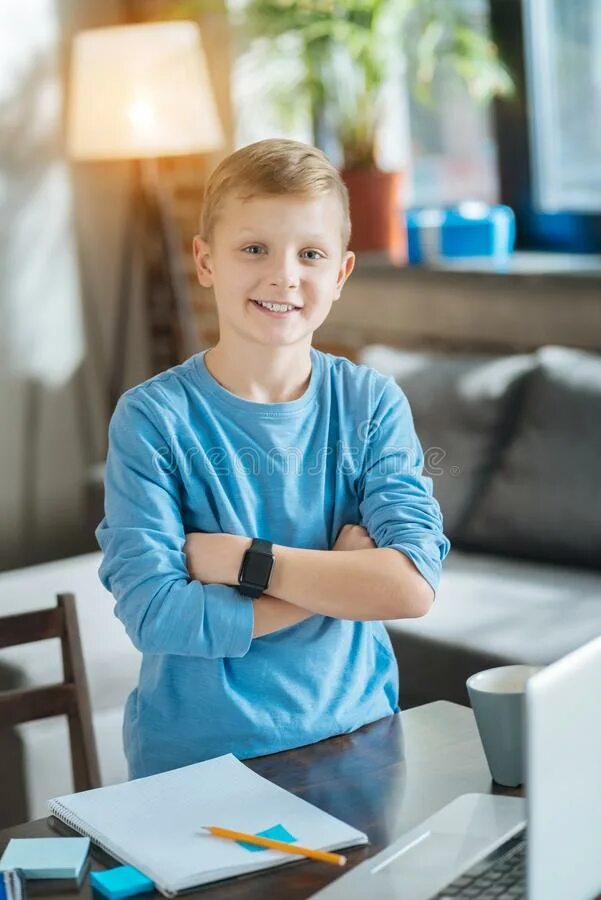 Мальчик стоя смотрит вниз. Портрет мальчика в очках. Фотосессия у книжного шкафа мальчики. Портрет ребенка на белом фоне. Мальчик стоит на столе.