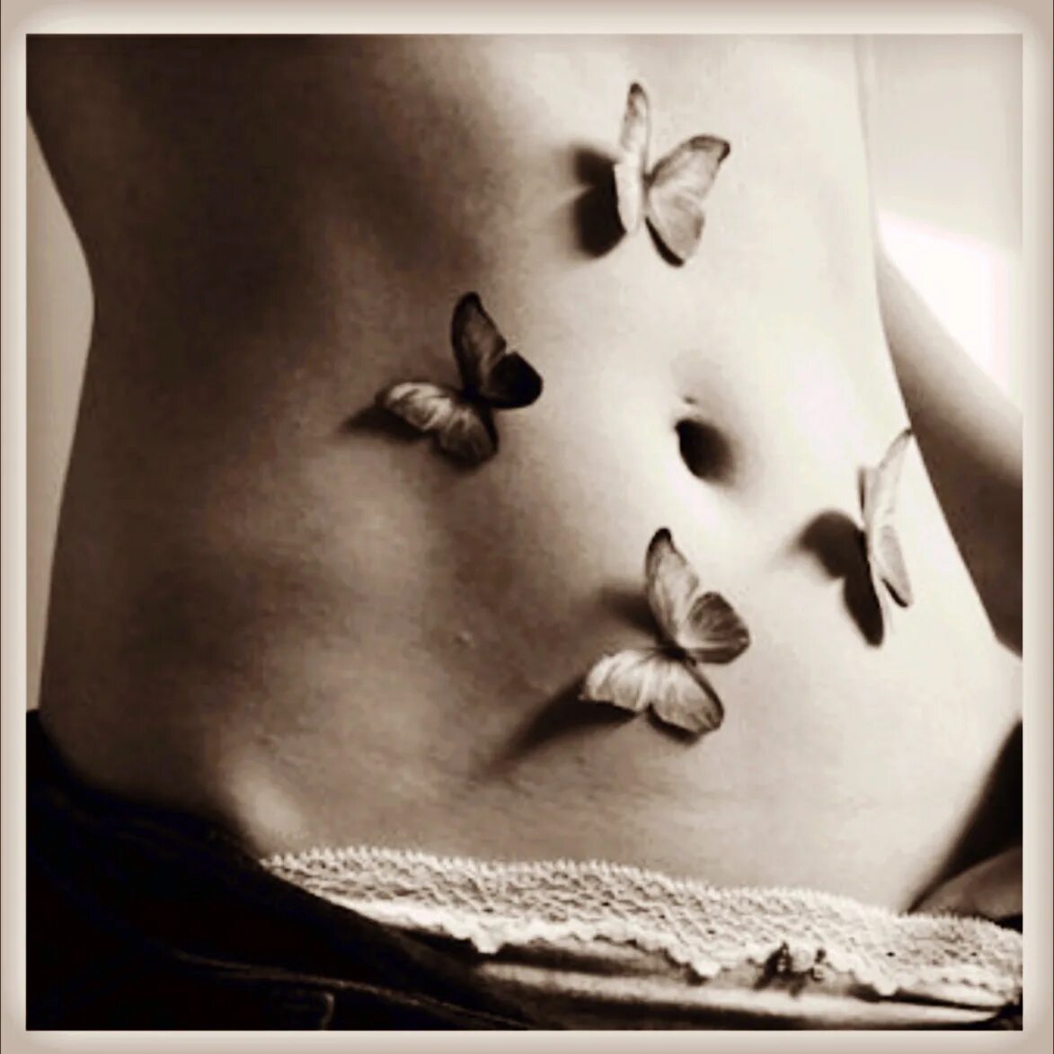 Бабочки в животе. Красивые бабочки в животе. Бабочки внизу живота. Тату на животе. Бабочки в животе кто поет