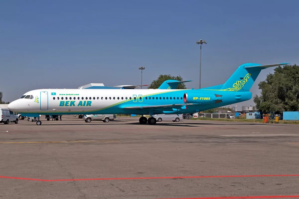 Айр казахстан. Fokker 100 bek Air катастрофа. Fokker 100 самолет шасси. Самолет Бек Эйр в Астане. Fokker 100 Алматы катастрофа.