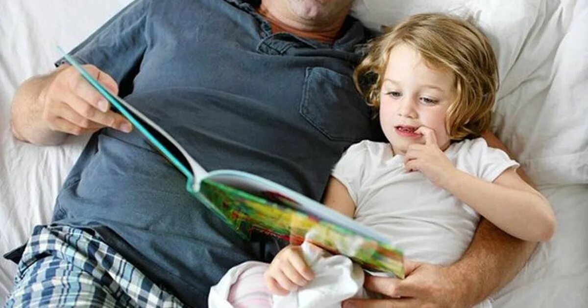 Цитаты про папу. Доченька уснула у папы. Папа с дочкой спят в обнимку. Папа укладывает дочку спать. Папа и дочка вместе спят.