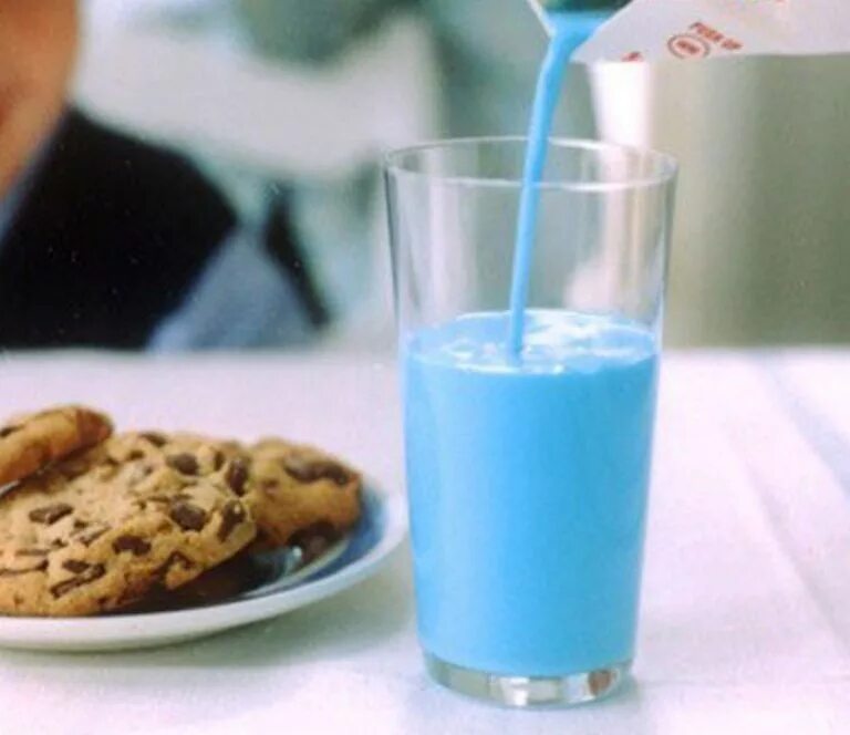 Почему молоко голубое. Голубое молоко. Цвет синий с молоком. Голубоватое молоко. Молоко с голубым оттенком.