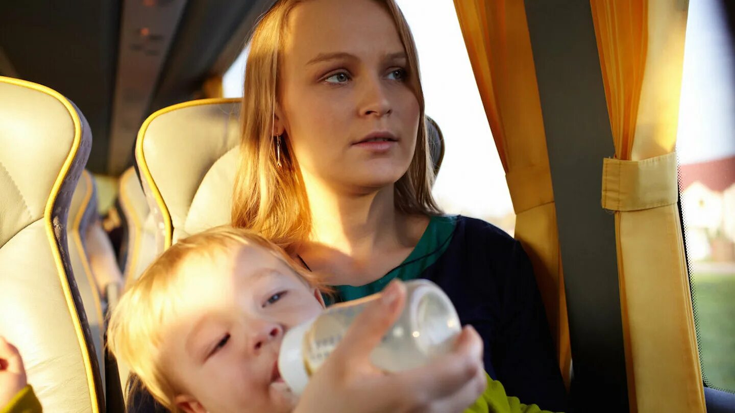 Ребенок едет в маршрутке. Мама с младенцем в автобусе. Автобус для детей. Женщина с ребенком в автобусе. Дети в автобусе путешествие.