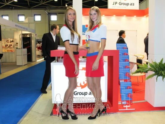 Рекламный стенд девушка. Стенды девушки. Девушки на стенде на выставке. Девушки московского автосалона 2016. Женский стендап.