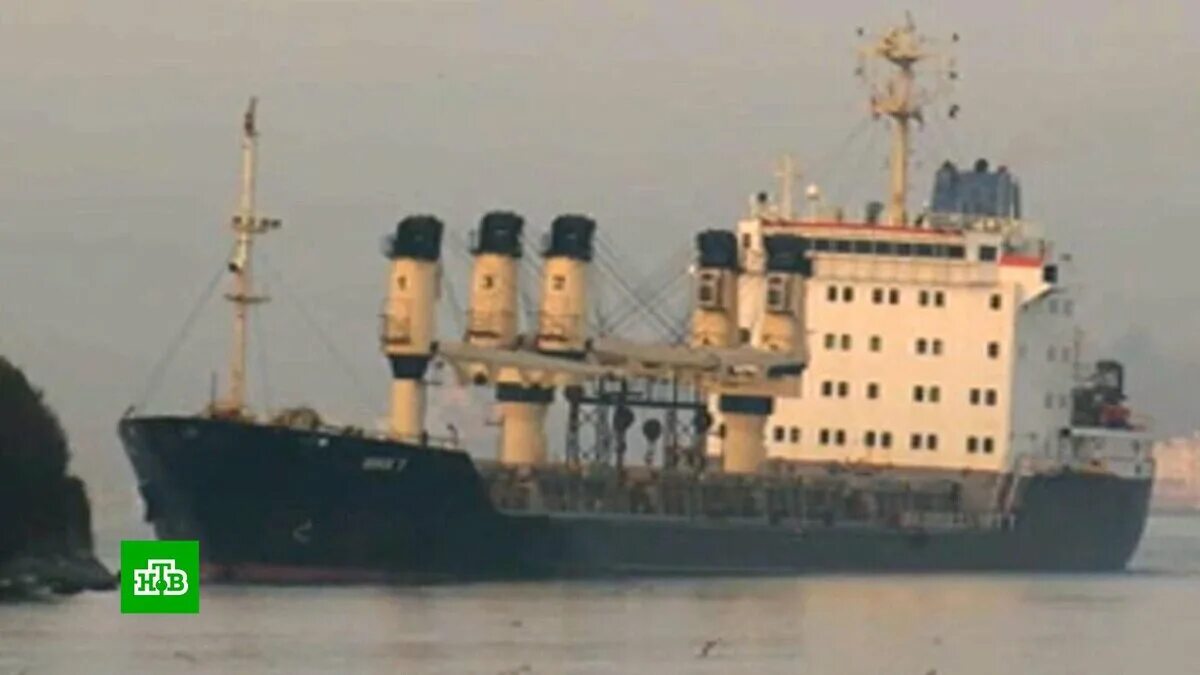 Санкт петербург сел на мель. Сухогруз. Корабль сухогруз. Сухогруз перекрыл Босфор. Корабли севшие на мель.