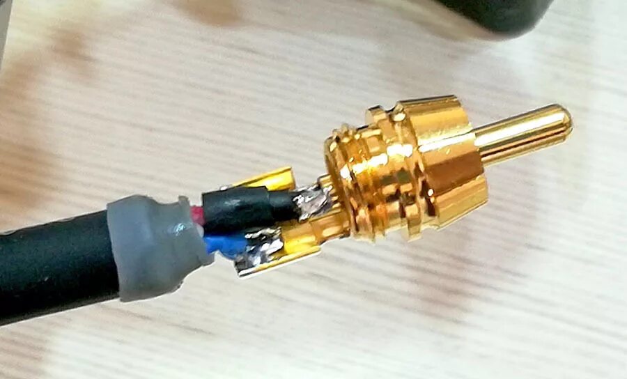 Видео кабель своими руками. Штекер RCA акустический кабель пайка. Кабель межблочный аудио жёлтый РСА. RCA межблочный спаять. Штекер RCA пайка без экрана.