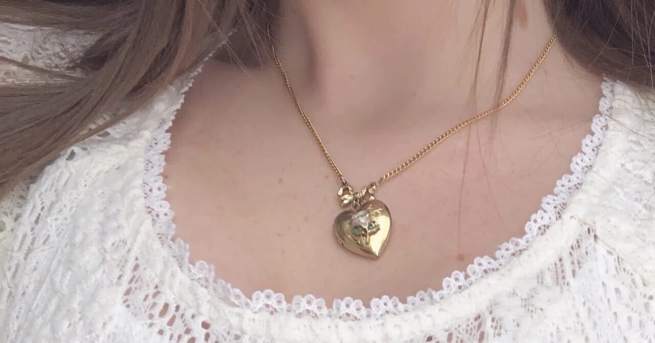 Подвеска на шею. Модные золотыеплдвески. Золотое украшение на шею. Медальон девушка. Медальон девушка.