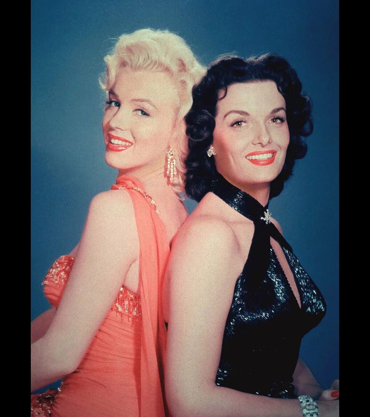 Визажист мэрилин монро уайти. Джейн расселл в фильме джентльмены предпочитают блондинок. Подруги монро. Merlin monro в профиль и анфас фото. Мэрилин монро и ее подруга.