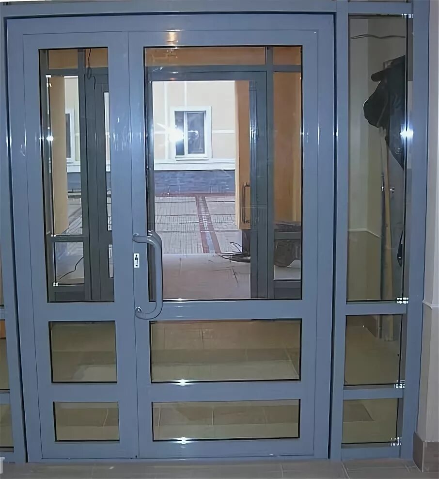 Алюминиевая теплая дверь входная. Входная дверь из теплого алюминия. Двери с холодного алюминия. Богатые алюминиевые двери в Грозном цены и фото.