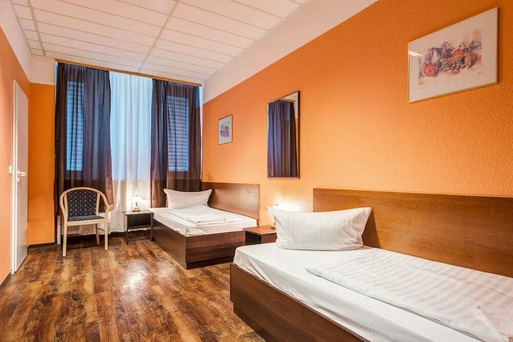 Женщина с багажом. Отель arrival красноярск. Амстердам централ отель в россии. Arrive hotel. Arriving to the hotel.