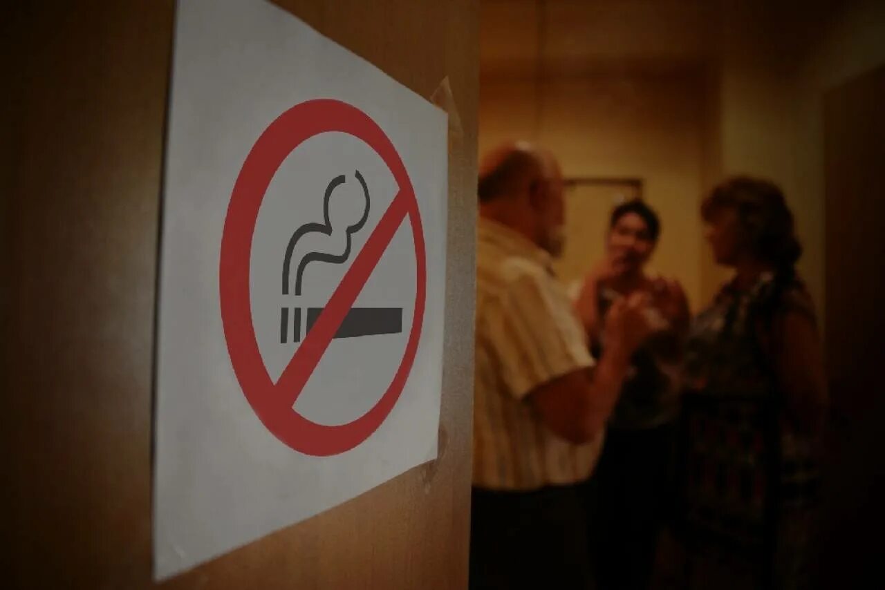В россии запретят курить. Курение запрещено. Запрет курить в общественных местах. Курение в неположенном месте. Курит в общественном месте.