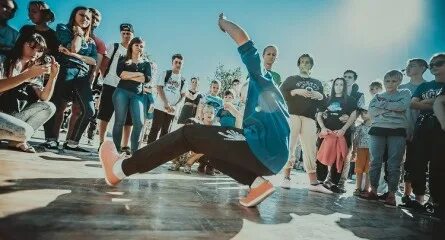 Молодежная субкультура хип хоп. Стиль рэперов 2000. Хип хоперский стиль. Хип хоп молодежь. Рэп картинки.