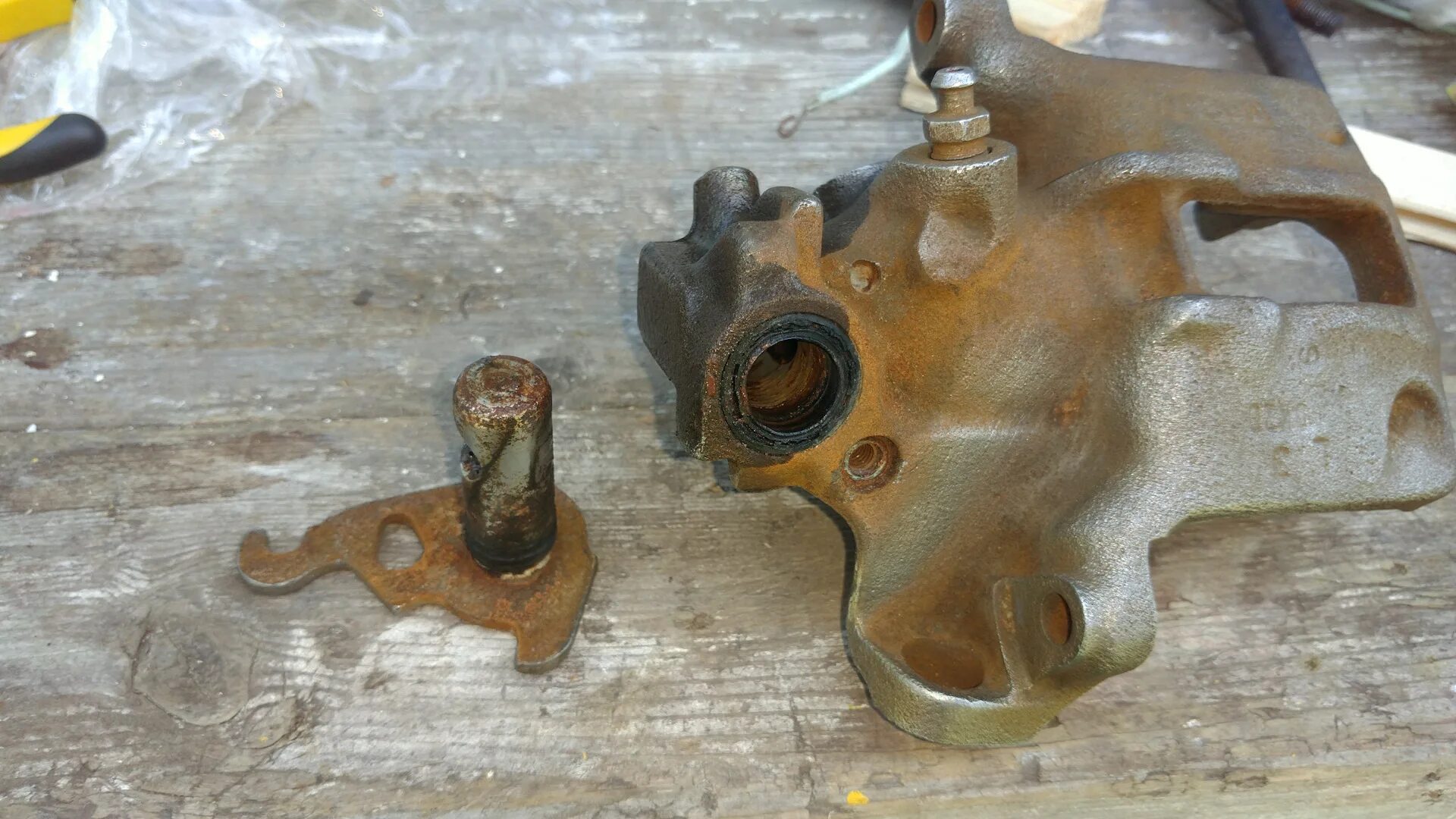 Сломан суппорт. Штуцер суппорта 2108. Сломан суппорт. Как вытащить палец сломанный с суппорта. Сломан суппорт.