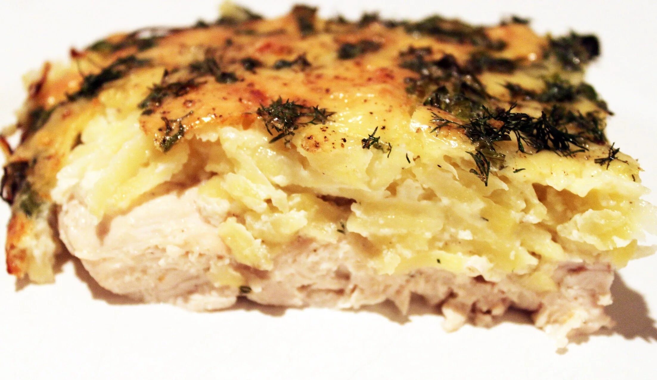 Запеченная куриное филе с картошкой сыром. Куриное филе запеченное в духовке с картошкой. картошка с филе курицы в духовке. куриное филе с запеченным картофелем. филе с картошков духовке.